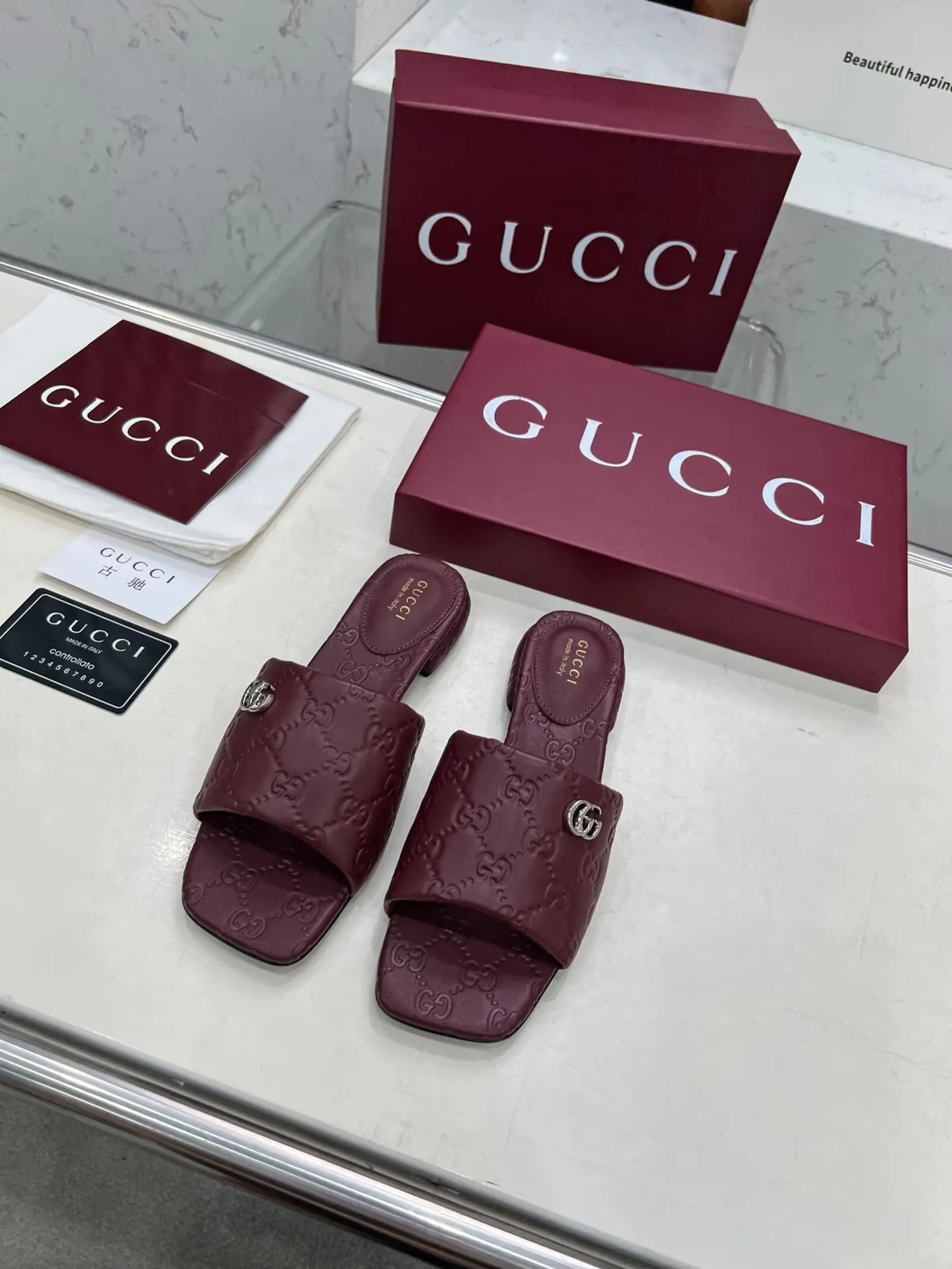 👟👟Ex-factory price 440👟👟 Gucci Double G slippers, fashionable, high-end and full of personality✅ Very stable, comfortable and durable for daily use, convenient and unique for daily matching, a must-have classic for summer, the upper is made of GUCCI 3D embossed, genuine leather outsole Fabric: cowhide Lining/foot pad: sheepskin Color: black, white, brown, burgundy Code number: 35-42 (41 and 42 need to be customized) Packaging: Comes with cloth bag and card.